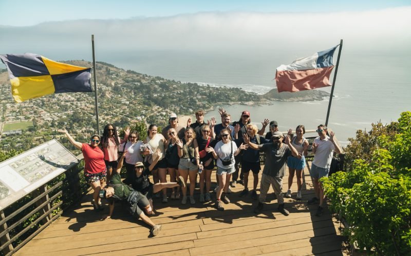Grupo universitario en el mirador de Zapallar con la costa del Pacífico al fondo — Tour Lab Academic