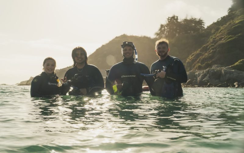 Grupo en el Pacífico con luz dorada — Isla Cachagua