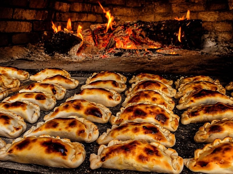 Empanadas de pino recién salidas del horno de barro