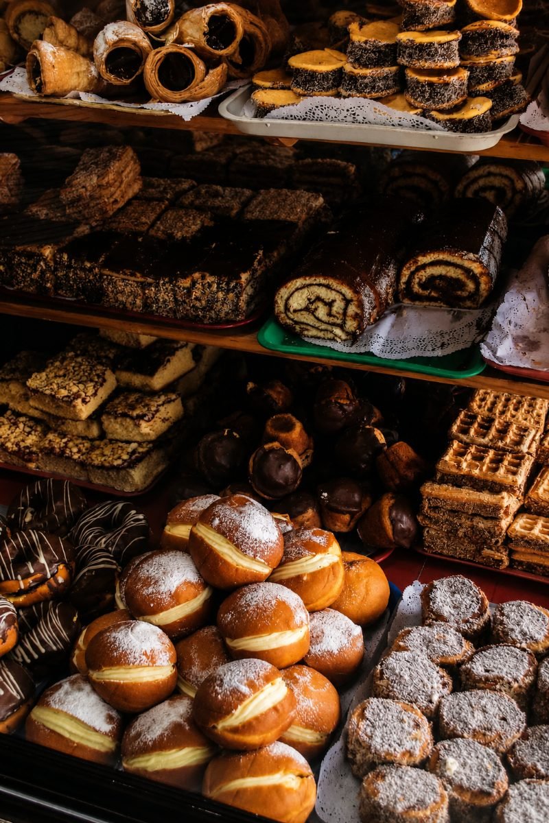 Pastelería artesanal en puesto de mercado